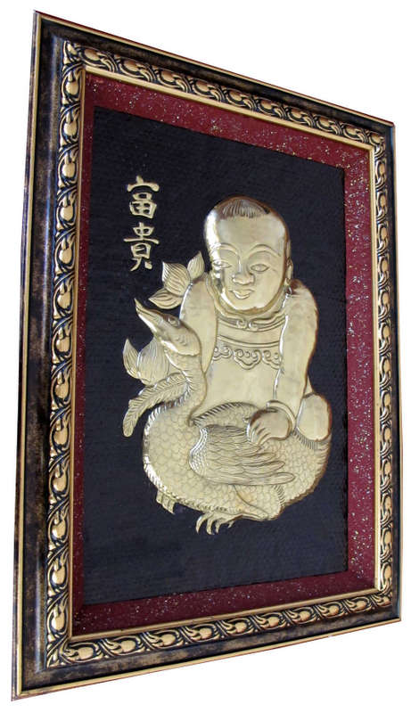 Tranh Phú Quý - em bé ôm vịt, chất liệu đồng vàng