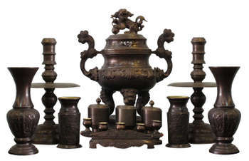 Bộ đồ thờ gồm đỉnh, nến, lọ hoa, ống nhang và khay nước bằng đồng hun khói