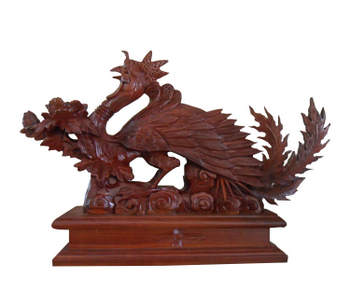 Tượng chim Công trang trí phong thủy được làm từ gỗ hương