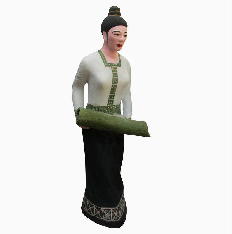 Tượng cô gái dân tộc Thái, được làm bằng xi măng