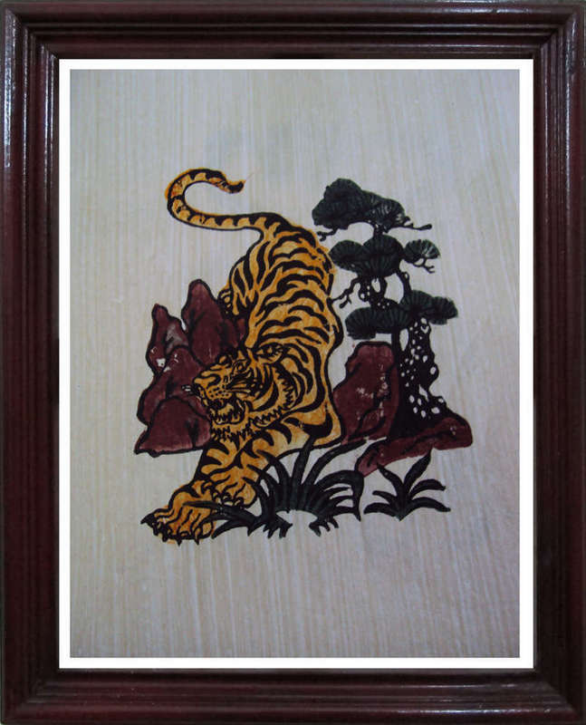Tranh Đông Hồ hình con hổ rình mồi, chất liệu giấy điệp
