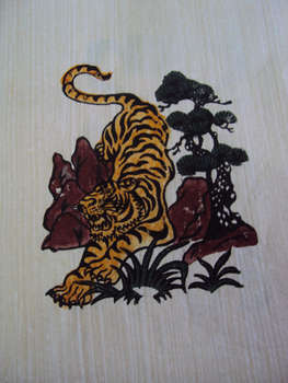 Tranh Đông Hồ hình con hổ rình mồi, chất liệu giấy điệp