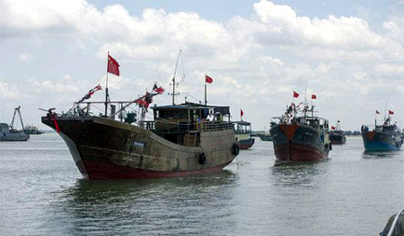 Đội tàu cá Trung Quốc đánh bắt cá trái phép ở Trường Sa của Việt Nam